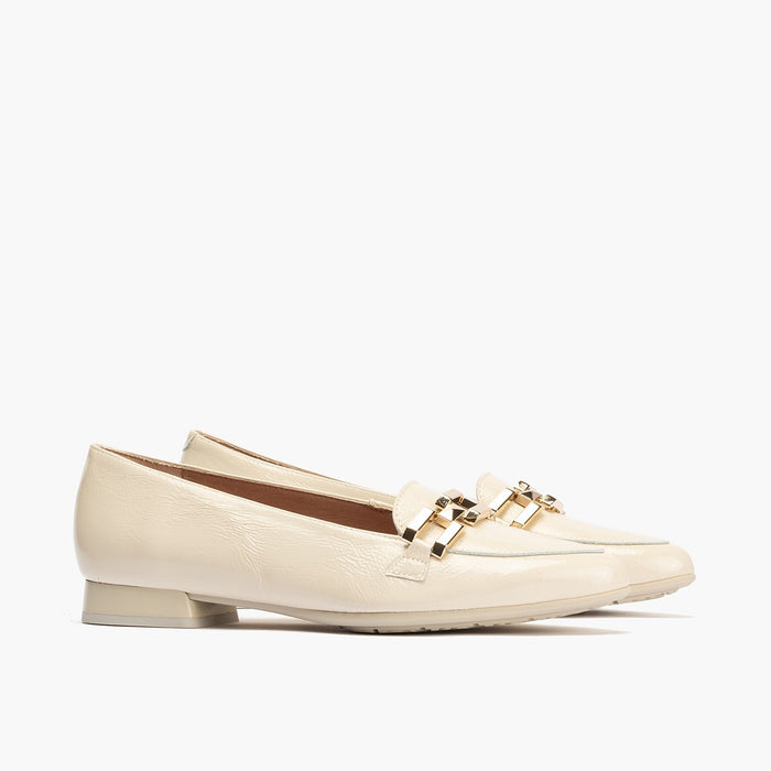 pitillos Mocasines de mujer en charol con adorno cadena metálica CREMA Precio de fábrica