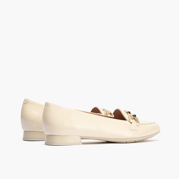 pitillos Mocasines de mujer en charol con adorno cadena metálica CREMA Precio de fábrica