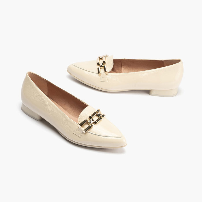 pitillos Mocasines de mujer en charol con adorno cadena metálica CREMA Precio de fábrica