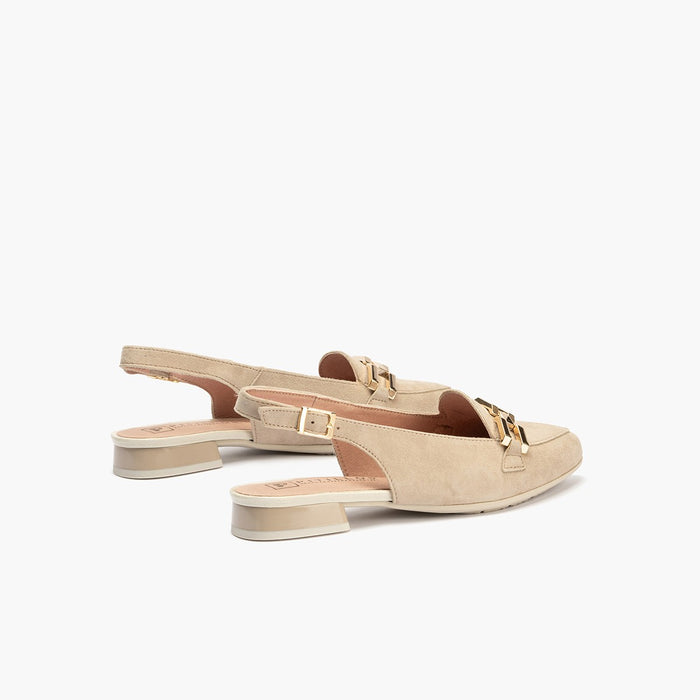 pitillos Mocasines de mujer destalonados en piel ante con adorno cadena metálica BEIGE Solo queda un día