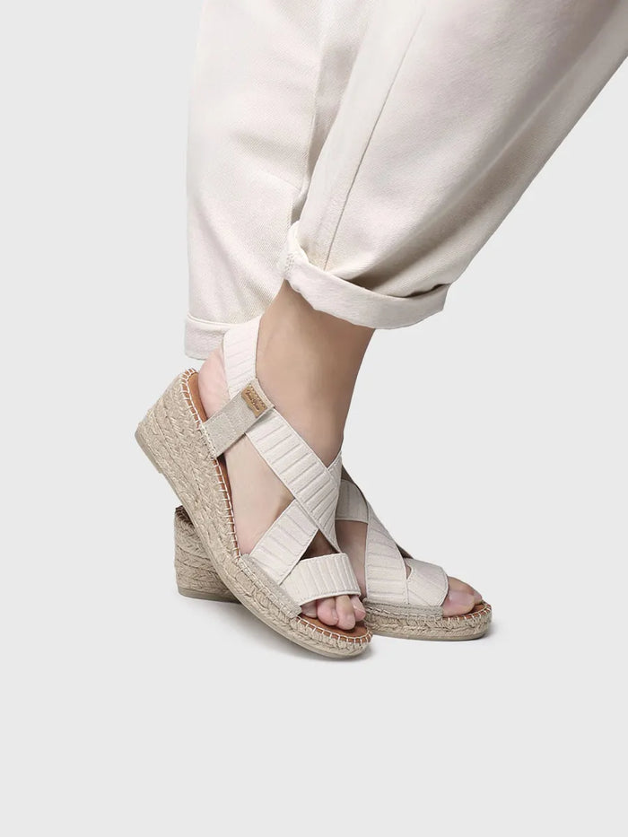 toni pons TURA-TR - Sandalia de cuña con tiras elásticas en color Crudo | TURA-TR Rebajas online